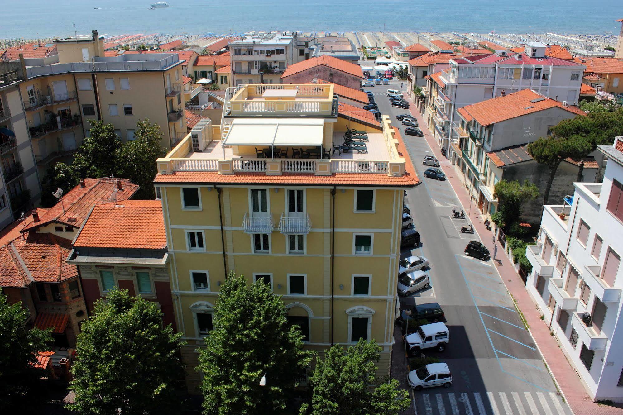 Residence Colombo Виареджо Экстерьер фото